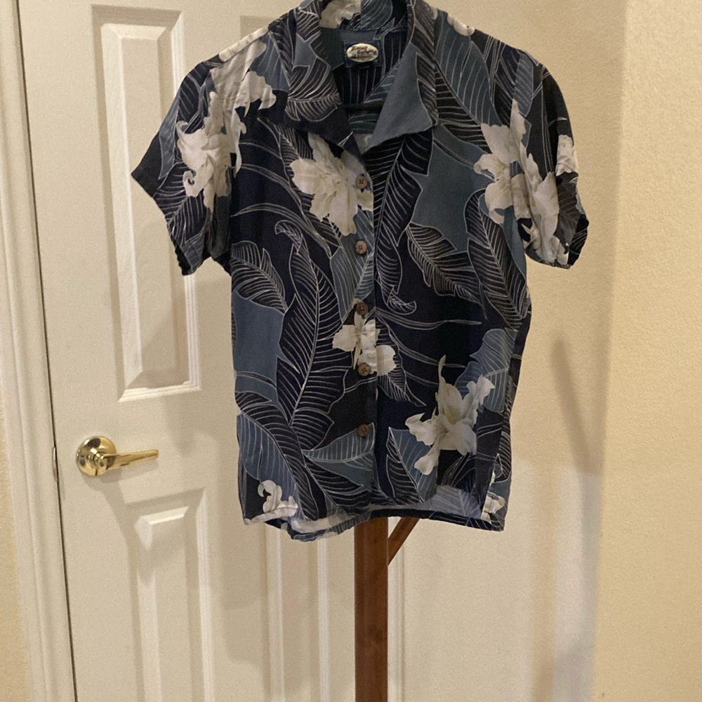 ♥️ SILK ♥️Tommy Bahama button up blouse